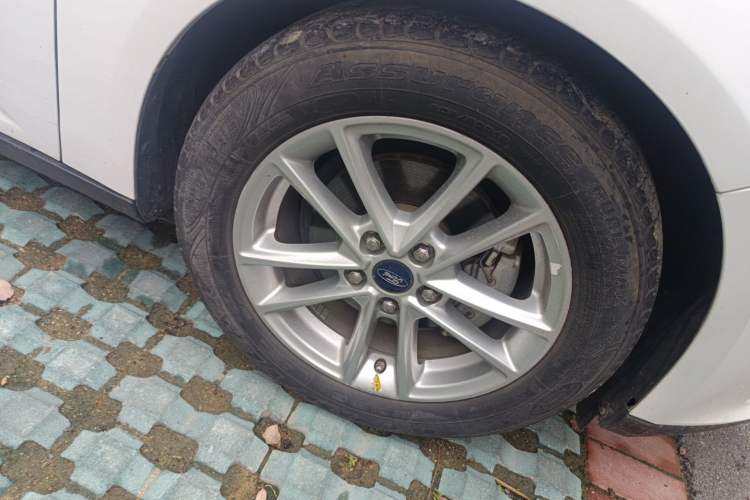 Used Ford Focus 2017 Sedan EcoBoost 180 Automatic Elite Model Right Front Wheel Hub