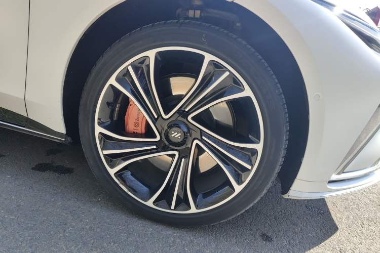 Used IM L7 2022 Pro Model Right Front Wheel Hub