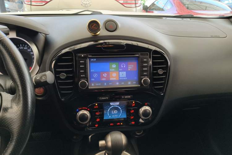 Used Infiniti ESQ 2014 1.6L Spontaneous Edition Audio And AC Panel