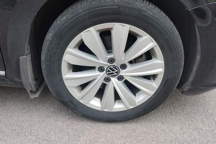 Used Volkswagen Passat 2021 330TSI Elite Edition Right Front Wheel Hub