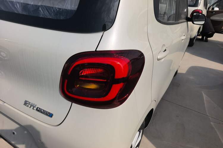 Used Wuling Hongguang MINIEV 2025 Four-Door Version Advanced Edition Right Rear Taillight