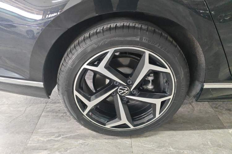 Used Volkswagen Magotan 2023 2 Million Units Limited Edition 280TSI DSG Leading Version Right Rear Wheel Hub