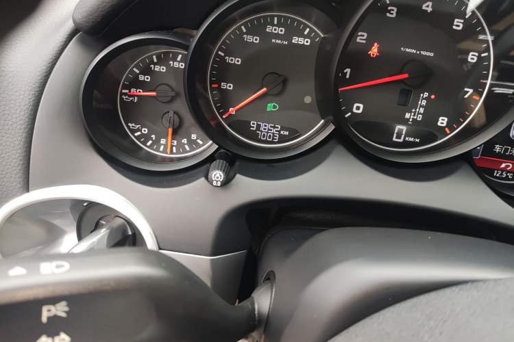 Used Porsche Cayenne 2014 Cayenne Platinum Edition 3.0T Odometer Close Up