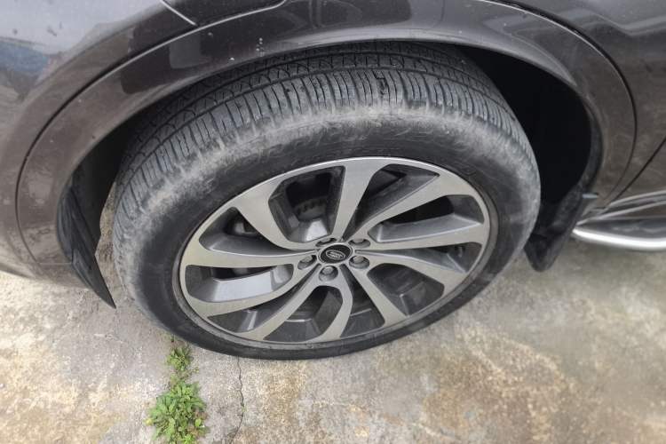 Used Land Rover Discovery Sport 2022 249 PS Metropolitan Edition 5 Seats Left Front Wheel Hub