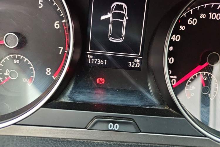 Used Volkswagen Golf 2014 1.4TSI Automatic Comfort Model Odometer Close Up