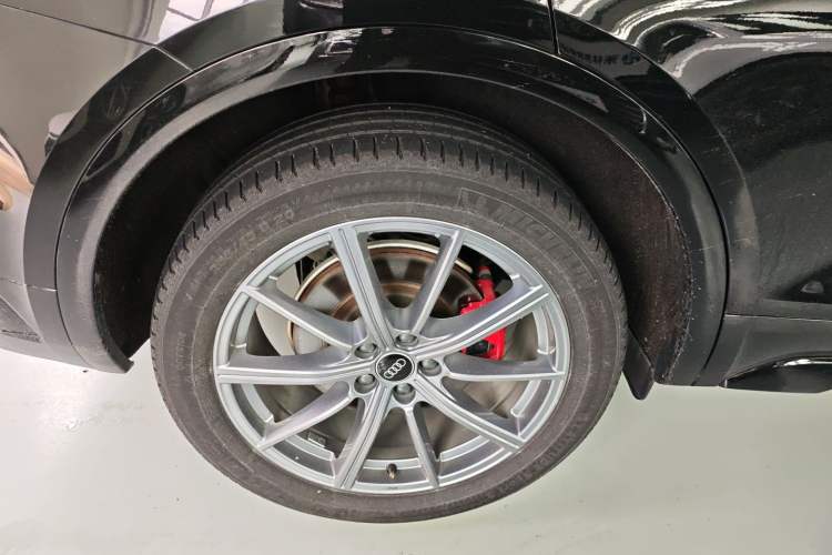 Used Audi Q5L 2022 40T Fashionable and Dynamic Model Right Rear Wheel Hub