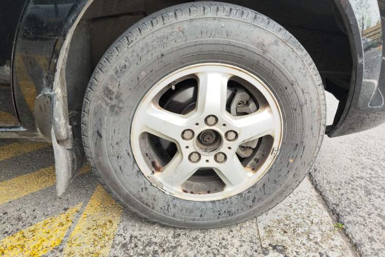 Used SAIC MAXUS Xintu V80 2018 2.5T AMT Elite Edition Long Wheelbase Mid-Roof Design 7/10 Seats Right Front Wheel Hub