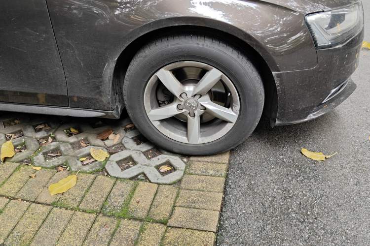 Used Audi A4L 2015 35 TFSI Automatic Standard Model Right Front Wheel Hub