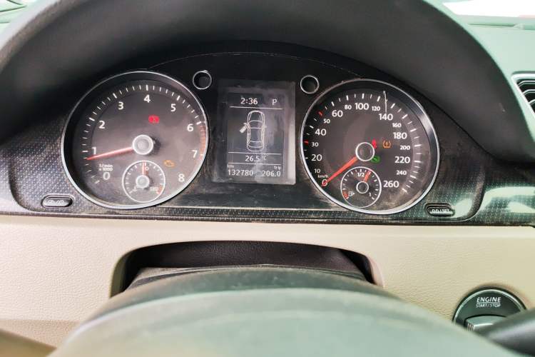 Used Volkswagen Magotan 2015 1.8TSI Luxury Model Odometer Close Up