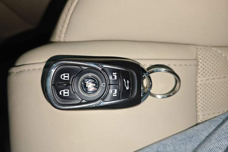 Used Buick GL8 2022 ES Land Cruiser 653T Luxury Model Vehicle Key