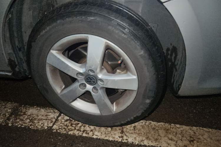 Used Volkswagen Bora 2012 1.6L Manual Fashion Edition Right Front Wheel Hub