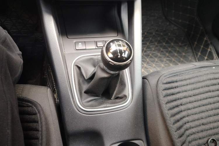 Used Volkswagen Sagitar 2011 1.6L Manual Fashion Edition
