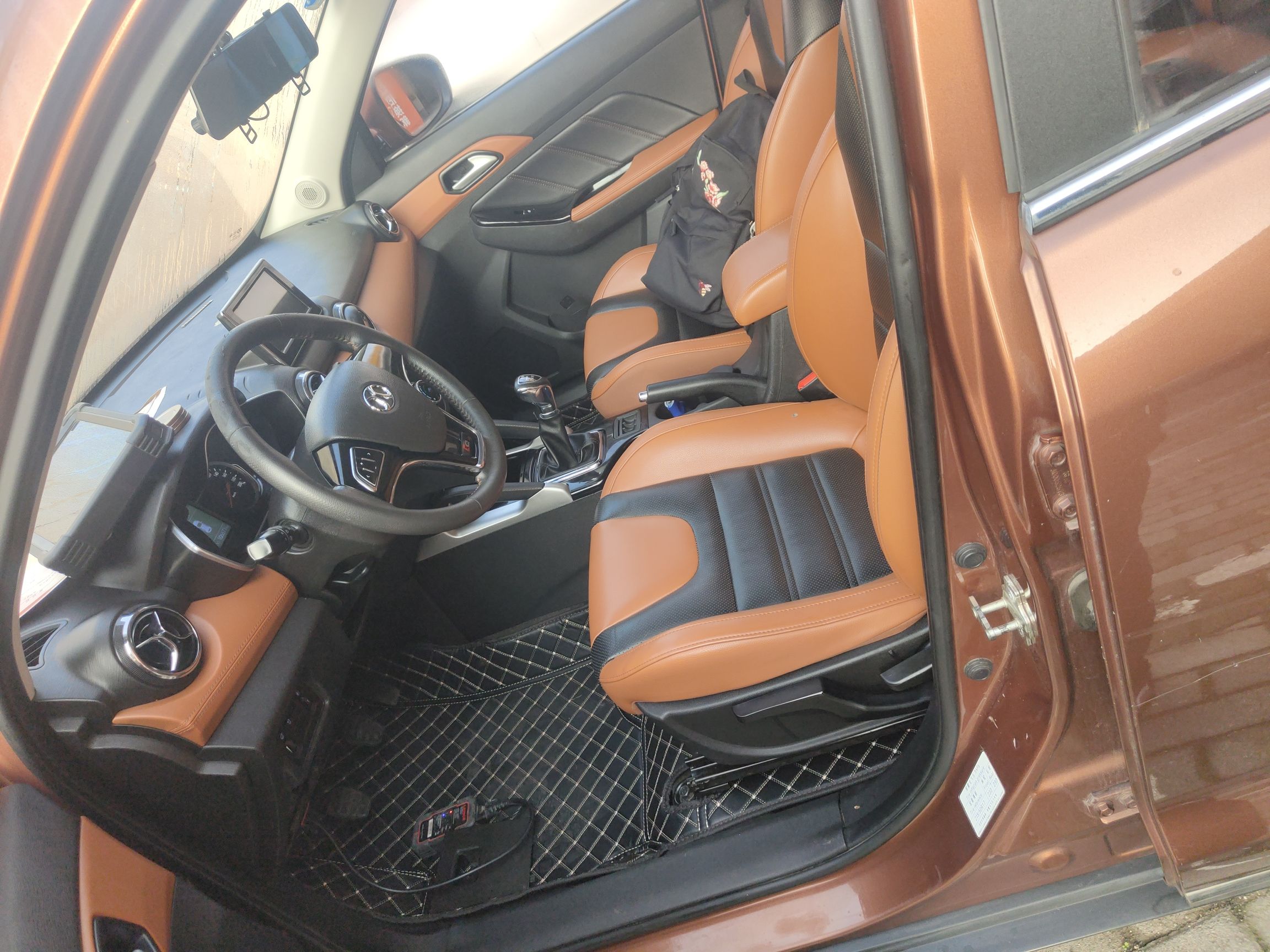 المقاعد الأمامية داخل السيارة