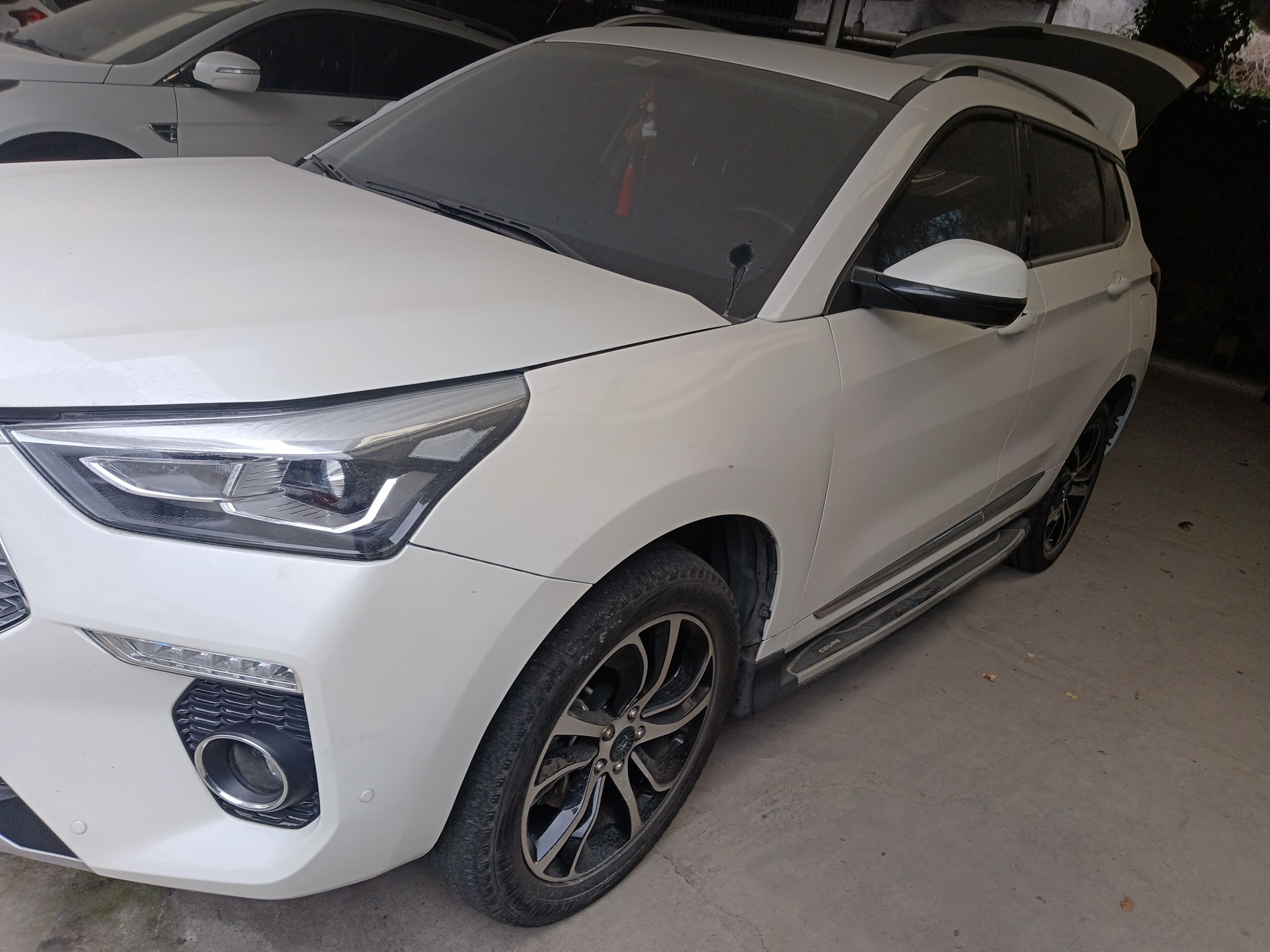 Под передней частью автомобиля