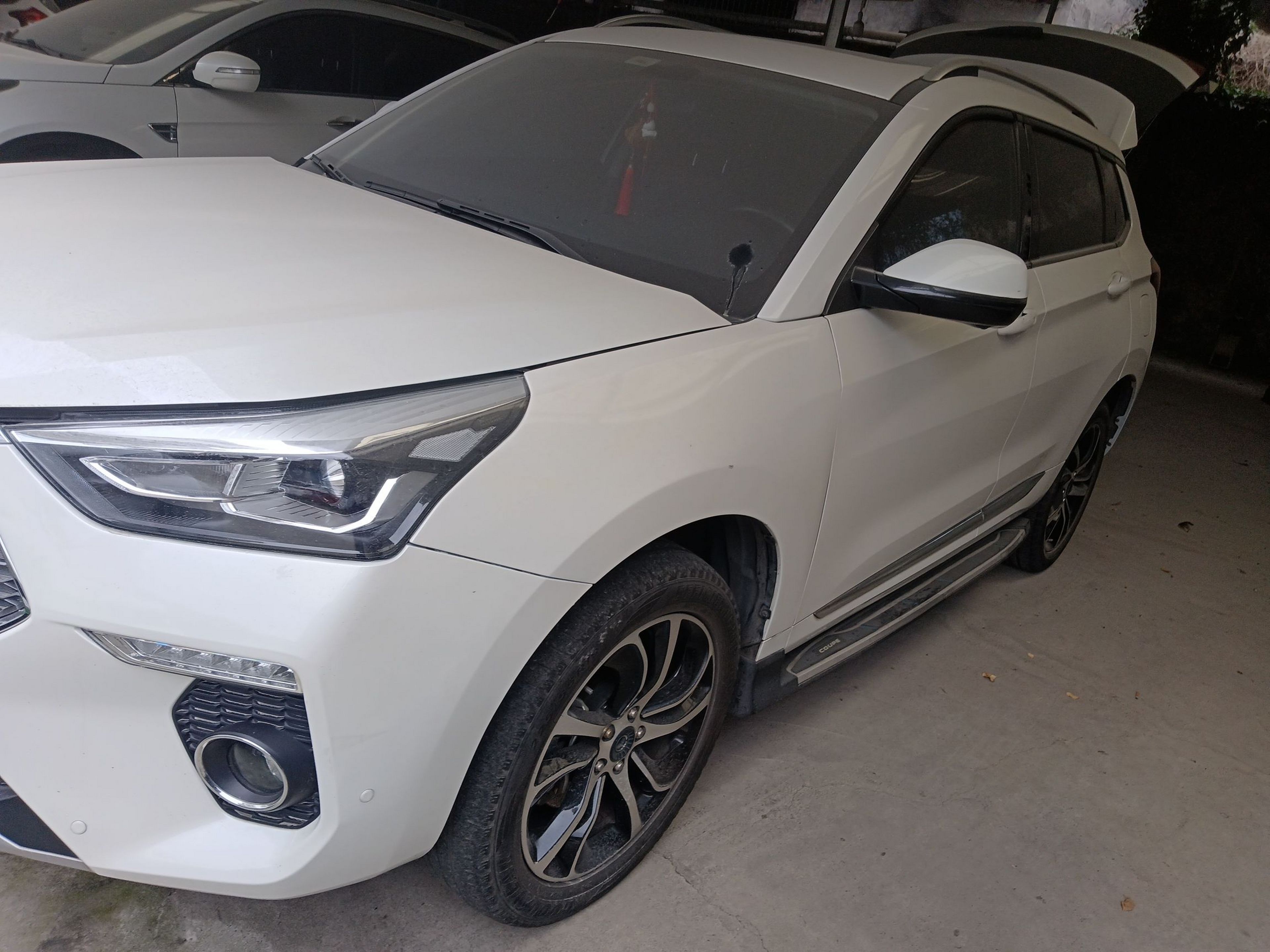 Под передней частью автомобиля
