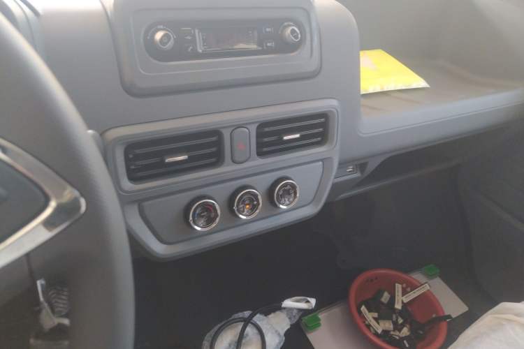 Used Wuling Yangguang 2024 300KM Comfort Version Passenger Van 75kW