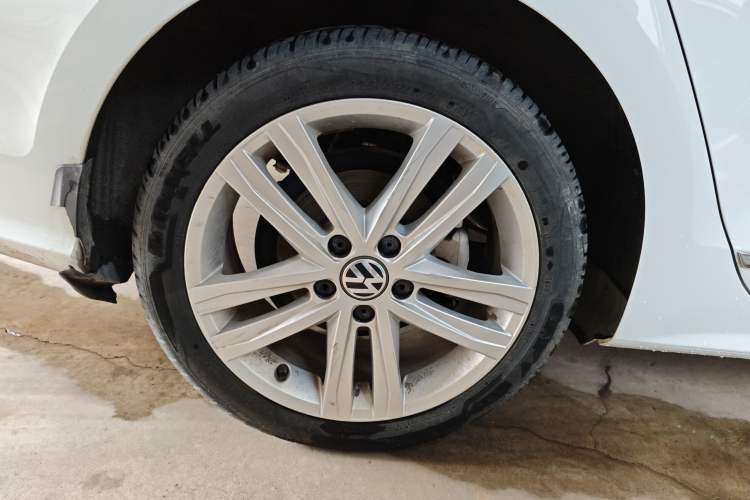 Used Volkswagen Sagitar 2018 280TSI DSG Ignite Edition Right Rear Wheel Hub