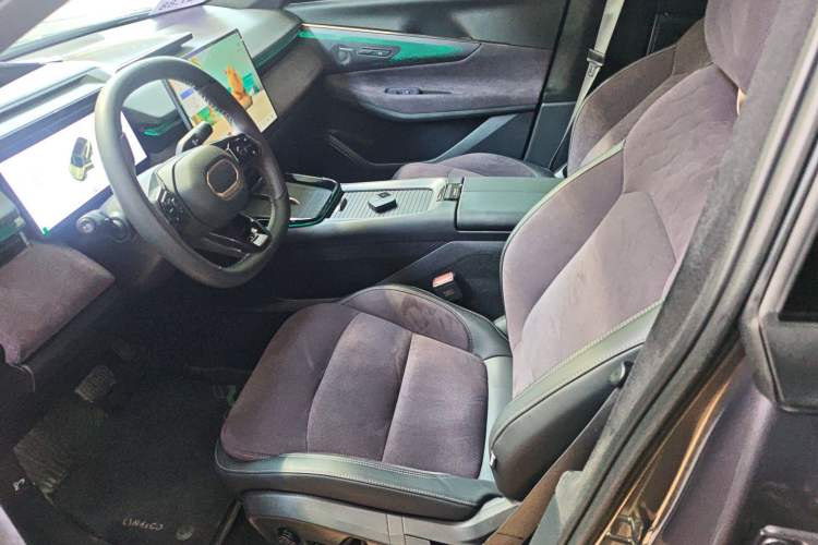 Used Lynk & Co 08 EM-P 2023 220 km Limited-Time Edition
