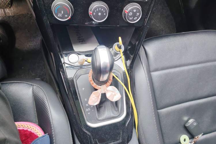 Used Volkswagen T-ROC 2018 280TSI DSG Two-Wheel-Drive Comfort Version China V Standard Gear Lever