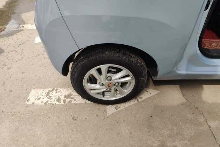 Used Wuling Hongguang MINIEV 2021 Macaron Fashion Model Lithium Iron Phosphate Right Rear Wheel Hub