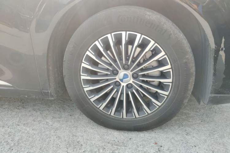 Used Denza D9 2022 DM-i 970 Four-Wheel Drive Flagship Model Right Front Wheel Hub