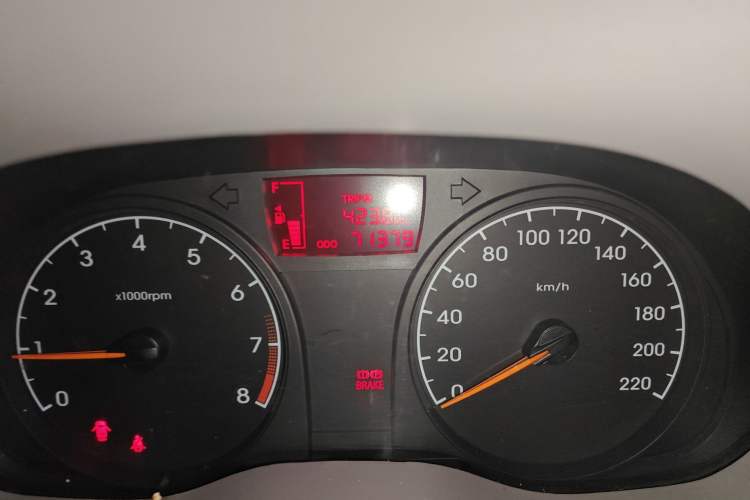 Used Hyundai Verna (older generation) 2010 Sedan 1.4L Manual Comfort GS Odometer Close Up