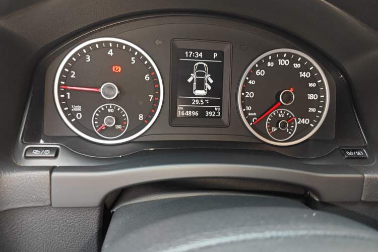 Used Volkswagen Tiguan 2015 1.8TSI Automatic Two-Wheel Drive Trend Edition Odometer Close Up