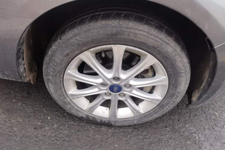 Used Ford Mondeo 2011 2.3L Fashion Edition Right Front Wheel Hub