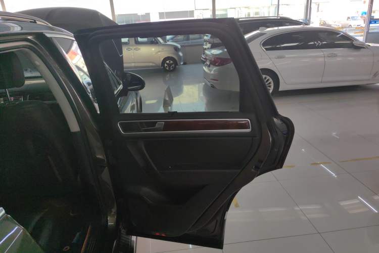 Used Volkswagen Touareg 2015 3.0 TSI Comfort Model