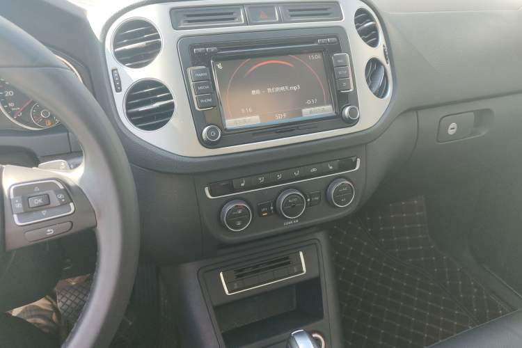 Used Volkswagen Tiguan 2016 300TSI Automatic Two-Wheel Drive Luxury Edition Audio And AC Panel