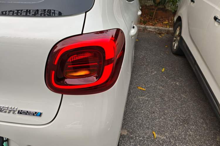 Used Wuling Hongguang MINIEV 2025 Four-Door Version Advanced Edition Right Rear Taillight