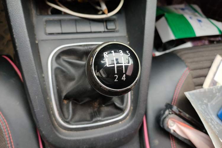 Used Volkswagen Sagitar 2012 1.6L Manual Comfort Model Gear Lever