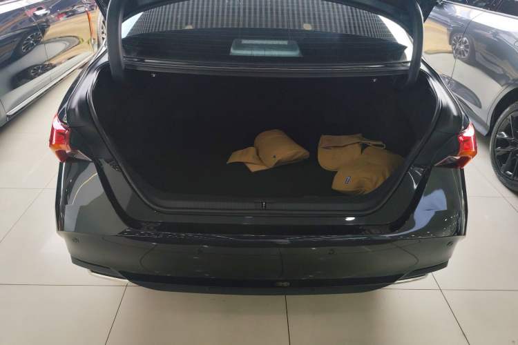 Used Toyota Avalon 2023 2.5L Luxury Edition Trunk