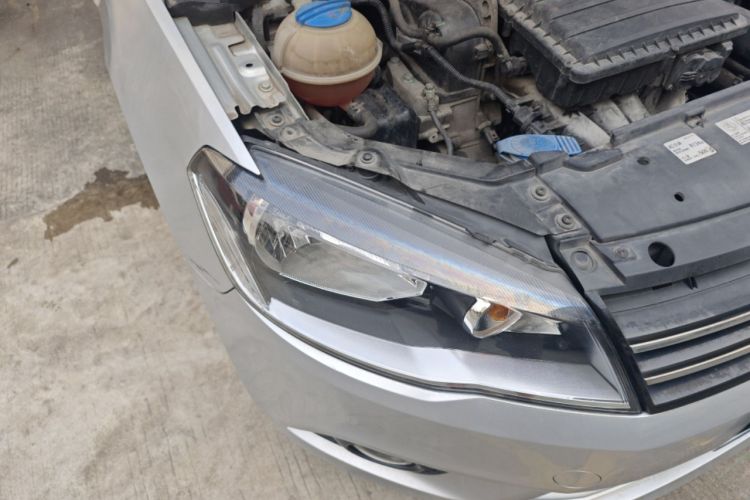 Used Volkswagen Jetta 2015 Value Edition 1.6L Manual Fashionable Style Right Front Headlight