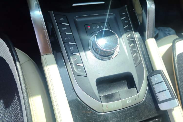 Used Zotye T700 2017 1.8T Dual-Clutch Prestige Model Gear Lever