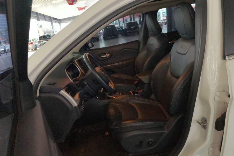 Used Jeep Cherokee 2020 2.0L Two-Wheel Drive Classic Sports Edition Left Front Seat