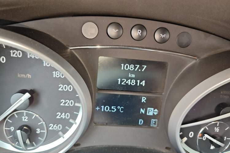 Used Mercedes-Benz R-Class 2011 R 300 L Business Model Odometer Close Up