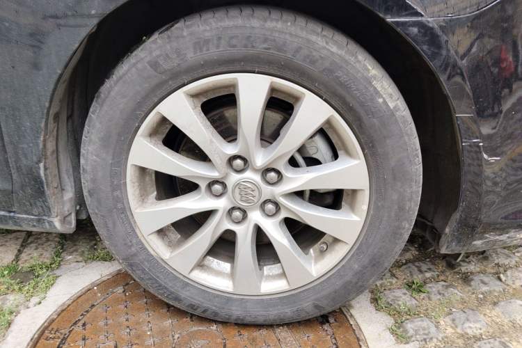 Used Buick LaCrosse 2013 2.4L SIDI Elite Comfort Version Right Front Wheel Hub