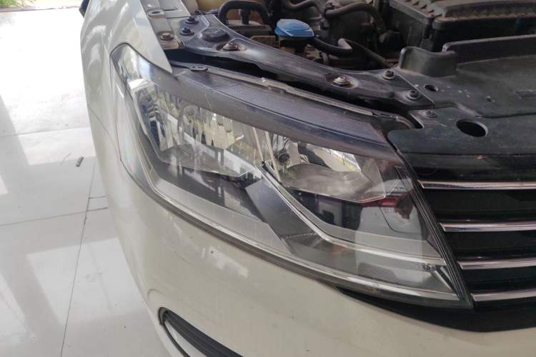 Used Volkswagen Gran Lavida 2015 1.6L Automatic Fashion Edition Right Front Headlight