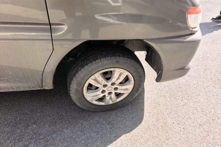 Used FORTHING Lingzhi 2016 V3 1.5L 7-Seater Standard Model China V Emission Standard Right Front Wheel Hub