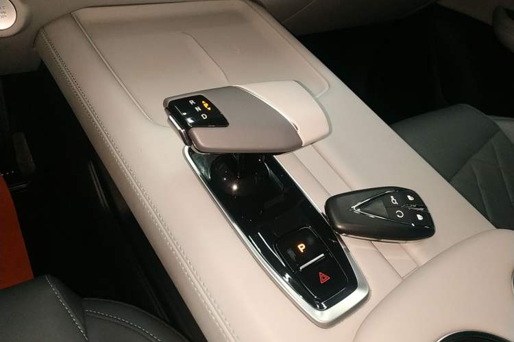 Used Changan UNI-Z New Energy 2024 Blue Whale Smart Electric iDD 125km Beyond Edition
