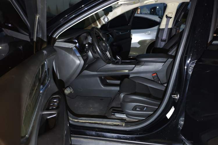 Used Cadillac XT5 2018 25T Luxury Model Left Front Seat