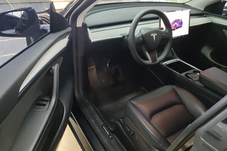 Used Tesla Model Y 2023 Rear-Wheel-Drive Version
