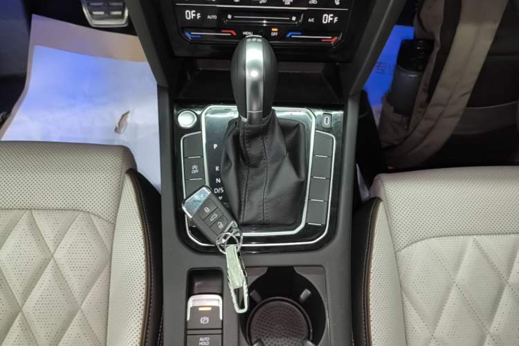 Used Volkswagen Magotan 2023 2 Million Units Commemorative Edition 330TSI DSG Luxury Version Gear Lever