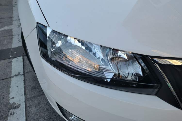 Used Skoda Rapid 2015 1.6L Automatic Smart Selection Model