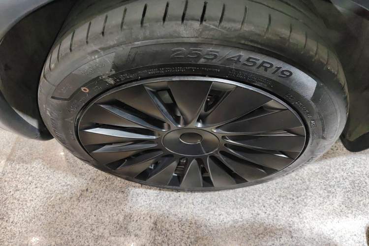 Used Tesla Model Y 2023 Long-Range All-Wheel-Drive Version Right Rear Wheel Hub