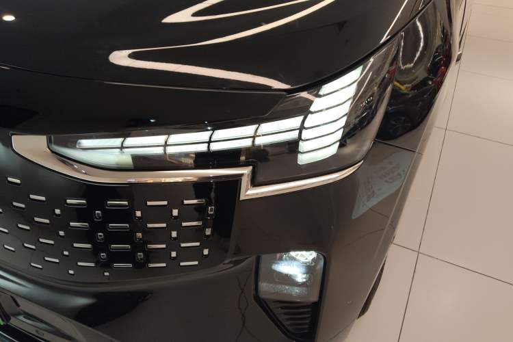 Used Volvo EM90 2025 Ultra Six-Seater