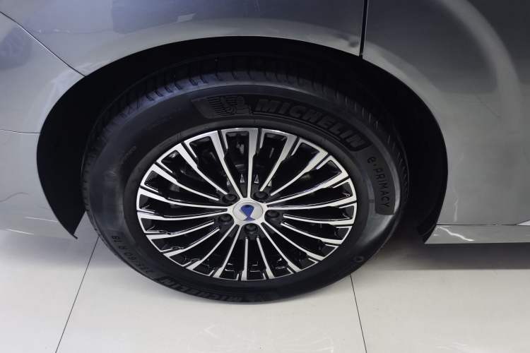 Used Denza D9 2022 DM-i 1040 Prestige Model