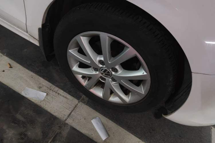 Used Volkswagen Sagitar 2012 1.6L Manual Fashion Edition Right Front Wheel Hub