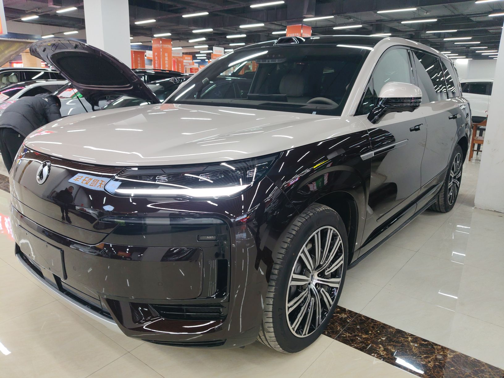 Под передней частью автомобиля